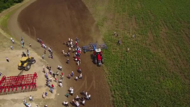 MANGUSH, UCRAINA - 14 giugno 2017: Veduta aerea della fiera agricola all'aperto - Field Day, esposizione di tecnologie agricole e macchinari per proprietari terrieri, proprietari terrieri, agricoltori e agronomi . — Video Stock