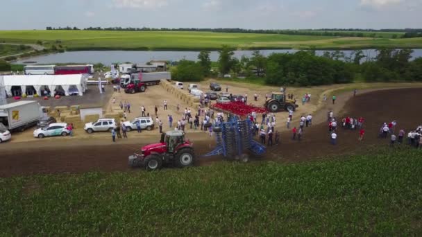 MANGUSH, UCRÂNIA - 14 de junho de 2017: Vista aérea da exposição agrícola ao ar livre - Dia de campo, exposição de tecnologias agrícolas e máquinas para proprietários de terras, proprietários, agricultores e agrônomos . — Vídeo de Stock