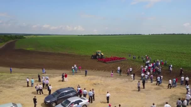 MANGUSH, UCRAINA - 14 giugno 2017: Veduta aerea della fiera agricola all'aperto - Field Day, esposizione di tecnologie agricole e macchinari per proprietari terrieri, proprietari terrieri, agricoltori e agronomi . — Video Stock