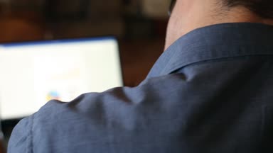 Kahve içme ve bir pasta yemeye not defterinde, notlar ve arama bilgi alarak konuşan bezgin yakışıklı genç işadamı bardaklarda dizüstü bilgisayar, çalışma. Çoklu görev telecomuting kavramı.