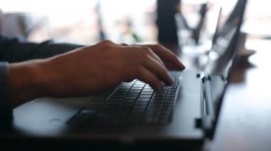 Serbest el laptop klavye kafede yazarak çevresinde kamera slaytlar. Office Internet ile çalışan iş adamı. Adam yeni işinde coffeeshop Internet üzerinde arama yapar. İş kavramı.