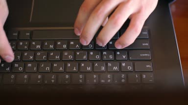 Üstten Görünüm kafede dizüstü klavye yazarak serbest el. Ofiste çalışan iş adamı. Adam coffeeshop, Internet üzerinde bilgi arama yapar. İş ve teknoloji kavramı.