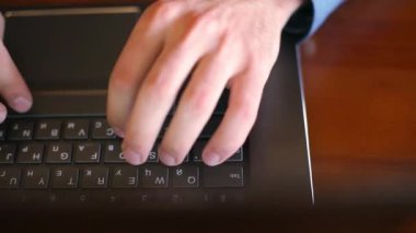 Üstten Görünüm kafede dizüstü klavye yazarak serbest el. Ofiste çalışan iş adamı. Adam coffeeshop, Internet üzerinde bilgi arama yapar. İş ve teknoloji kavramı.