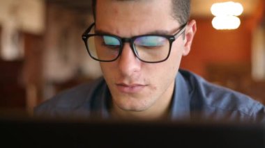 Laptop monitör ekranında yansımaları Close-Up gözlük mans. Çalışma ve Office Internet tarama genç beyaz freelancer iş adamı. Hacker iş hesapları veritabanı çalmak.