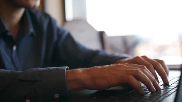 Aparat slajdy z rąk freelancerów, wpisując na klawiaturze laptopa do przystojny biznesmen w okularach pracę na komputerze w kawiarni i powrót do ekranu. Człowiek szuka nowej pracy w Internecie na — Wideo stockowe