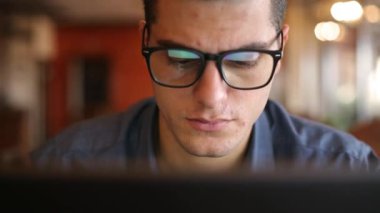 Laptop monitör ekranında yansımaları Close-Up gözlük mans. Çalışma ve Office Internet tarama genç beyaz freelancer iş adamı. Hacker iş hesapları veritabanı çalmak.