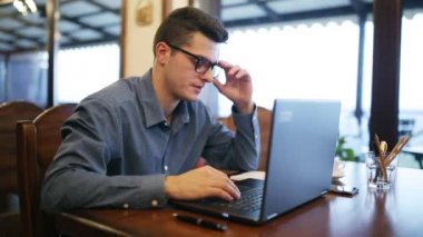 Yorgun beyaz kişi dizüstü web kamerası ile video konferans görüşmesi sohbet konuşmak yaşam sorunları hakkında şikayet ediyor. Adam bir kız uzun mesafe ilişkisi sorunları anlatılmaktadır. Evde çalışma