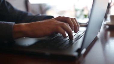 Serbest el laptop klavye ağır çekimde yazarak çevresinde kamera slaytlar. Office Internet ile çalışan iş adamı. Arka plan üzerinde kahve fincan. İş kavramı.