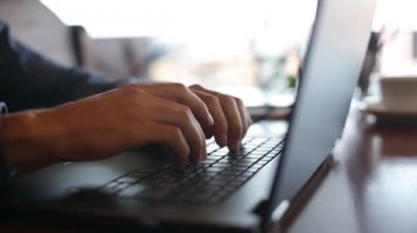 Serbest el laptop klavye ağır çekimde yazarak çevresinde kamera slaytlar. Office Internet ile çalışan iş adamı. İnternet'te sörf coffeeshop at adam. İş kavramı.