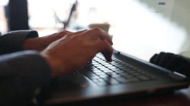 Serbest el laptop klavye ağır çekimde yazarak çevresinde kamera slaytlar. Office Internet ile çalışan iş adamı. Adam yeni işinde coffeeshop Internet üzerinde arama yapar. İş kavramı.