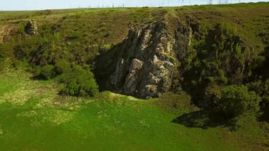 Adam hava görünümünü solo uçurumlarda serbest tırmanış. Erkek tırmanmaya rock emniyet kemeri ve ipler olmadan. Dağcı dağlarda.