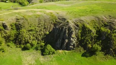 Güzel vadi, yeşil alanları ve tepeler, kayalık uçurum ve dağlar, rock günlük ve nehir üzerinde uçan kamera hava görüntüleri. Bahar ve yaz hafta sonu doğa kavramı sezon.