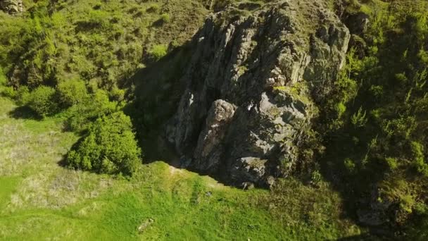 Αεροφωτογραφία του άνδρα σόλο δωρεάν αναρρίχηση σε βράχια. Αρσενικό σκαρφάλωσαν στα βράχια χωρίς λουρί ασφάλειας και σχοινιά. Αναρρίχηση στα βουνά μόνος. — Αρχείο Βίντεο