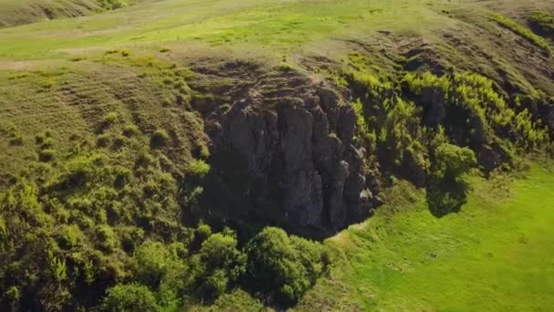 Dağdan gelen adam hava görünümünü. Erkek kayalık uçurum yalnız hiking. Dağcı dağlarda. Adam doğal yeşil vadide trekking. — Stok video