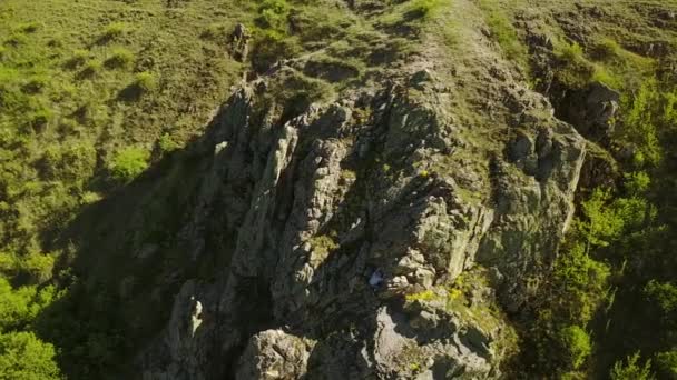 Veduta aerea dell'uomo solo free climbing sulle scogliere. Maschio scalare la roccia senza imbracatura di sicurezza e corde. Scalatore in montagna da solo . — Video Stock