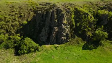 Güzel vadi, yeşil alanları ve tepeler, kayalık uçurum ve dağlar, rock günlük ve nehir üzerinde uçan kamera hava görüntüleri. Bahar ve yaz hafta sonu doğa kavramı sezon.