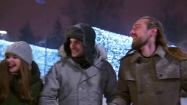 Karlı kış gecesinde, karlı bir kış gecesinde, Noel pazarında karların altında yürüyen arkadaşlar. Bir grup mutlu insan takılıyor, eğleniyor ve kahkahalarla iletişim kuruyor. Arkaplanda kar yağışı ve parlak çelenkler