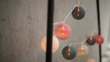 Şık Noel İskandinav iç ayrıntılar. Konfor nordic Yılbaşı dekor ile ev. Çelenk, dekorasyon ve ışık oda ışıkları ile çevre dostu minimalist Noel ağacı.