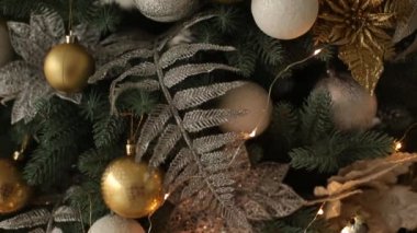 Şık beyaz yılbaşı dekorasyon dekore edilmiş köknar ağaçları ile. Konfor ile Noel ağacı altın süslemeleri, ışıklar ve çelenk ve lambalar dolu ev.