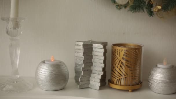 Стильний білий різдвяний інтер'єр з прикрасами, свічки на каміні. Новий рік вдома — стокове відео