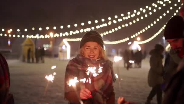 Vrolijke Vrienden Die Plezier Hebben Met Zwaaien Met Sterretjes Handen — Stockvideo