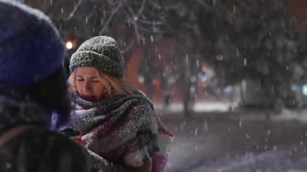 Groep Van Gelukkige Vrienden Wandelen Onder Sneeuw Met Papieren Koffiekopjes — Stockvideo