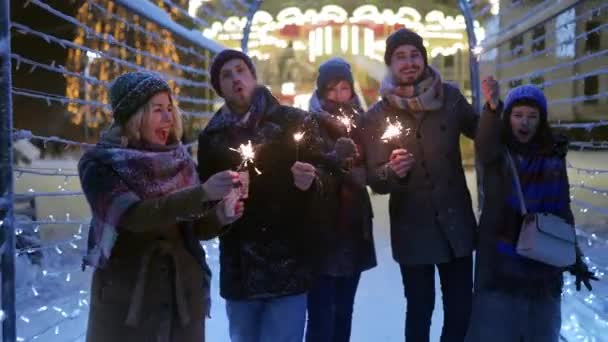 Happy Friends Walking Scklers Hands Having Fun Snow Winter Night — Stock videók