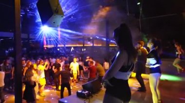 Mariupol, Ukrayna - 15 Haziran 2019. Barbaris gece kulübünde pijama ya da dansçı erkekler ve kadınlar sahne alıyor. Diskoda çekici bir bale gösterisi..