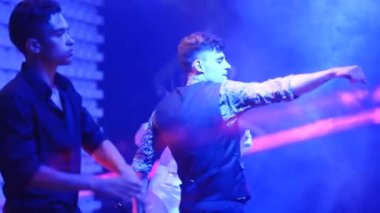 Mariupol, Ukrayna - 15 Haziran 2019. Barbaris gece kulübünde pijama ya da dansçı erkekler ve kadınlar sahne alıyor. Diskoda çekici bir bale gösterisi..