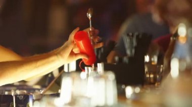 Mariupol, Ukrayna - 15 Haziran 2019. Barmen, Barbaris gece kulübünde kokteyl hazırlıyor. Barda çalışan barmen, içki hazırlayan ve gece kulübünde içki dolduran..