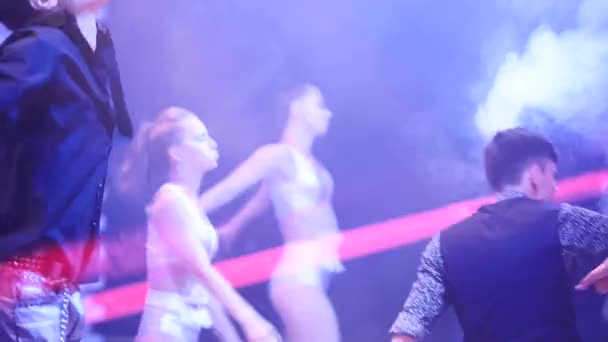 Mariupol, Oekraïne - 15 juni 2019. Pj of go-go dansers mannen en vrouwen treden op op het podium in Barbaris nachtclub. Aantrekkelijk show ballet van dans op disco. — Stockvideo