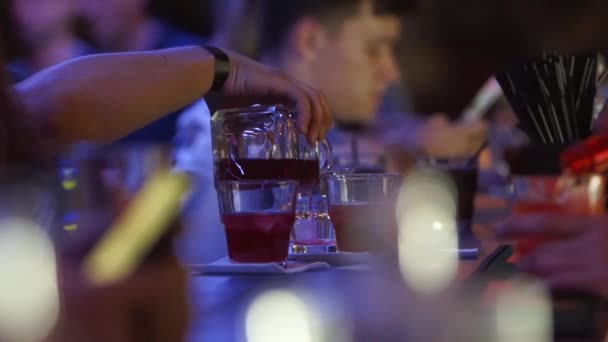 Маріуполь, Україна - 15 червня 2019. Барман готує коктейлі в нічному клубі "Барбаріс". Бариста працює в барі, роблячи стрільців і наливаючи напої в нічний клуб.. — стокове відео