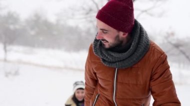 Karlı kış gününde güzel bir çift kayıyor. Adam kar yağarken kız arkadaşıyla kayıyor. Kadınlar erkek arkadaşlarıyla dışarıda eğlenip kızak çekerler. İnsanlar kızağa biniyor ve Noel tatilinin tadını çıkarıyor. Yavaş çekim.