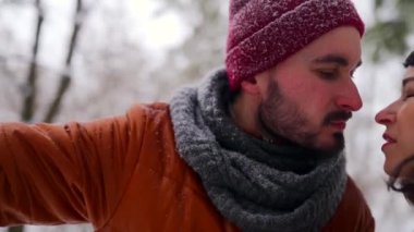 Hippi adam, Noel tatilinde kış günü açık havada kar yağmasının keyfini çıkarıyor. Parkta kar altında kollarını açan mutlu adam kar tanelerini elleri ve dilleriyle yakalıyor. Erkek kollarını gökyüzüne uzatır.