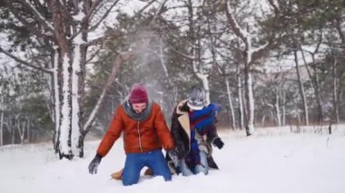Neşeli çift karla oynar ve dondurucu kış gününde havaya fırlatırlar. Erkek ve kadın şık kış kıyafetleri içinde Forest Park 'ta ilk karlı havanın tadını çıkarıyorlar. Erkek arkadaş ve kız arkadaş eğlenin..