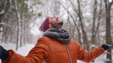 Hippi adam, Noel tatilinde kış günü açık havada kar yağmasının keyfini çıkarıyor. Parkta kar altında kollarını açan mutlu adam kar tanelerini elleri ve dilleriyle yakalıyor. Erkek kollarını gökyüzüne uzatır.