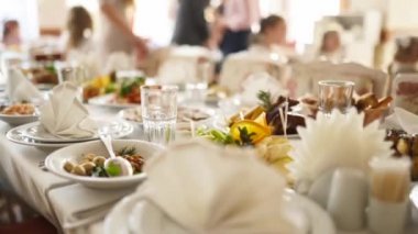 Kurumsal noel partisinde ya da düğün kutlamalarında güneşte aperatifleri ve yiyecekleri çok güzel servis edilen ziyafet masası. Beyaz iç dekorasyonla dekore edilmiş..