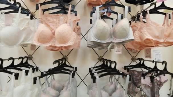 Mariupol, Oekraïne - 5 oktober 2017: Vrouwelijke lingerie winkel showcase. Beha 's op hangers. Hoogwaardige damesondergoed boetiek. Aantrekkelijke romantische en home kleding winkel. — Stockvideo