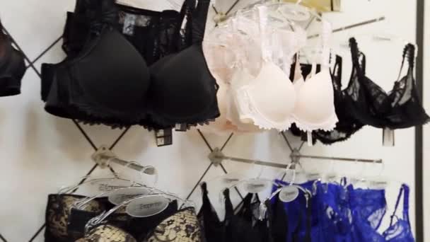 Mariupol, Oekraïne - 5 oktober 2017: Vrouwelijke lingerie winkel showcase. Beha 's op hangers. Hoogwaardige damesondergoed boetiek. Aantrekkelijke romantische en home kleding winkel. — Stockvideo