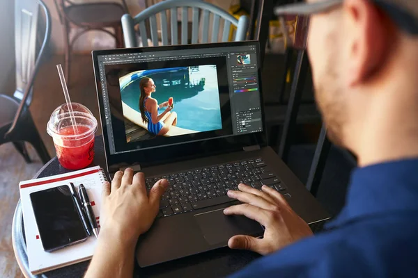 Serbest çalışan rötuş uzmanı, fotoğraf düzenleme yazılımlarıyla dizüstü bilgisayarda çalışıyor. Kafede çalışan fotoğrafçı ya da tasarımcı. Dijital görüntü işleme. Seyahat blogcusu sosyal medya sitelerine gönderileri.