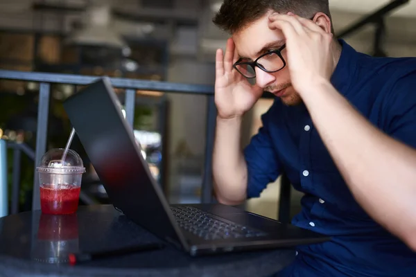 Serious frustrated businessman with closed eyes suffering from headache migraine at workplace, massaging temples. Feeling tired exhausted. Chronic work stress. Tries to remember important information — Stock Photo, Image