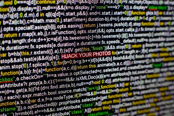 Macro foto de la pantalla del ordenador con el código fuente del programa y destacó HIJACK SUS FOTOS inscripción en el medio. Guión en la pantalla con virus en ella. Concepto de seguridad cibernética. Tecnología — Foto de Stock