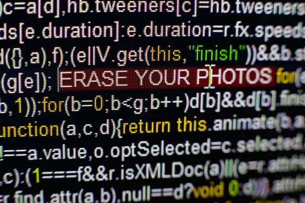 Macro foto de la pantalla del ordenador con el código fuente del programa y resaltó la inscripción SPYWARE en el medio. Guión en la pantalla con virus en ella. Concepto de seguridad cibernética. Contexto tecnológico . — Foto de Stock