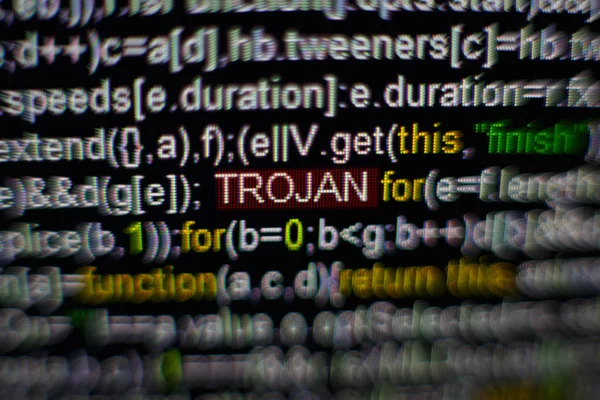 Macro foto de la pantalla del ordenador con el código fuente del programa y resaltado inscripción TROJAN en el medio. Guión en la pantalla con virus en ella. Concepto de seguridad cibernética. Contexto tecnológico — Foto de Stock