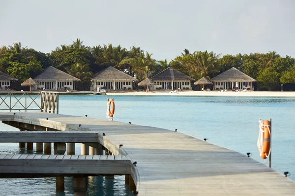 Tuin bungalows in hotel op de Malediven. Villa 's op de Indische Oceaan in luxe kuuroord. — Stockfoto