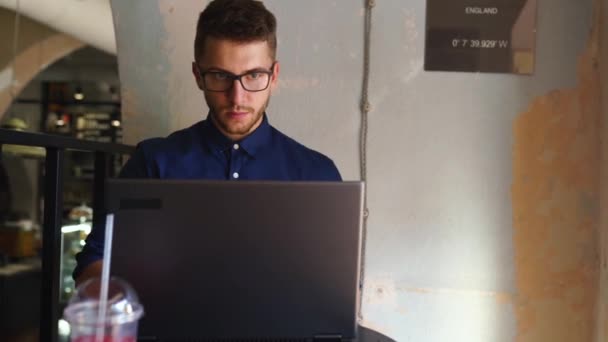 Homem freelancer jovem abre e começa a usar laptop com sistema de reconhecimento facial biométrico no escritório. Desenvolvedor começa seu dia de trabalho remoto no café. Computador com identificação facial . — Vídeo de Stock