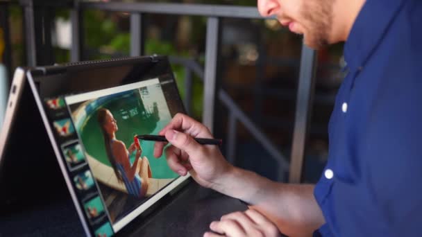 Freelancer retoucher man werkt op converteerbare laptop computer met foto-editing software met behulp van stylus. Fotograaf of ontwerper digitale kunstenaar beeldverwerking. 2 in 1 met touchscreen in tentmodus. — Stockvideo