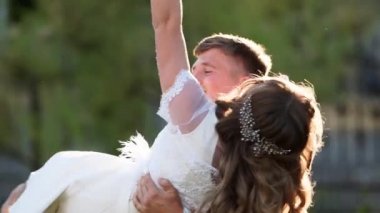 Damat elinde mutlu bir gelinle dönüyor. Yeni evli çiftler sıcak yaz akşamlarında dışarıda eğlenirler..