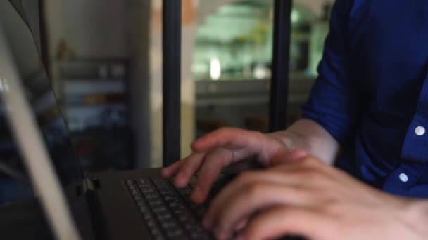 Camera glijdt rond de freelancers handen laptop toetsenbord in café. Zakenman werken op kantoor met internet. Man zoekt nieuwe baan op internet bij de coffeeshop. Bedrijfsconcept. — Stockvideo