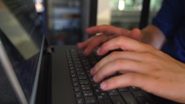 Camera glijdt rond de freelancers handen laptop toetsenbord in café. Zakenman werken op kantoor met internet. Man zoekt nieuwe baan op internet bij de coffeeshop. Bedrijfsconcept. — Stockvideo